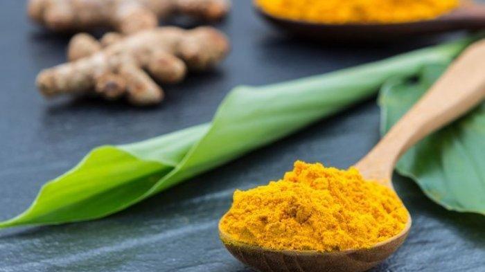 Bubuk kunyit bisa dimanfaatkan untuk memutihkan gigi.