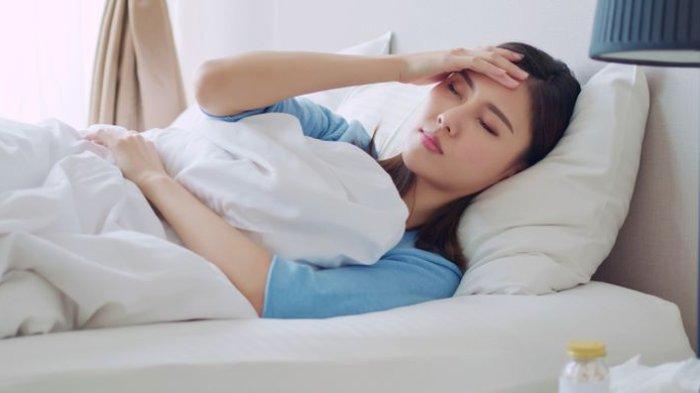 Ilustrasi seorang wanita yang sedang masuk angin.