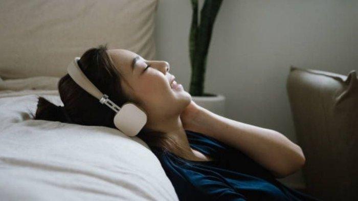 Melakukan hal yang membuat rileks seperti mendengarkan musik juga dapat membantu mengurangi insomnia.