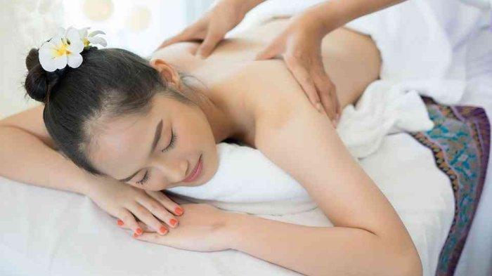 Melakukan spa atau luluran ke salon