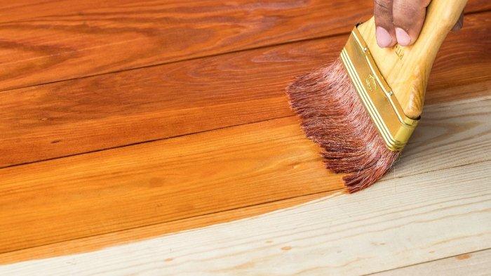 Lapisi furnitur kayu dengan plitur untuk mengembalikan warna yang kusam