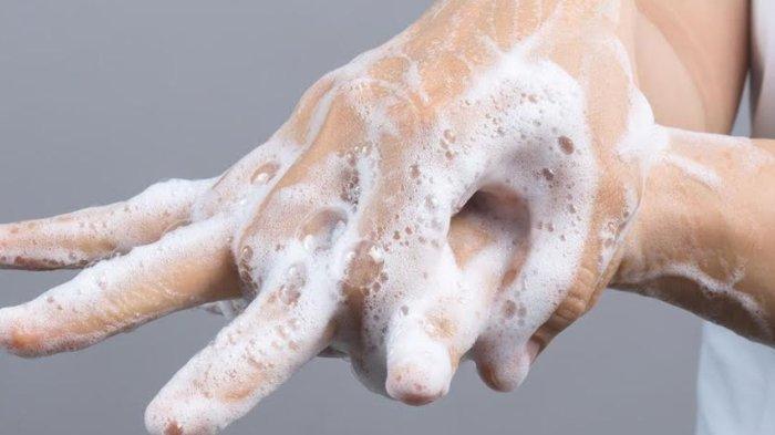 Mencuci area yang terkena panu menggunakan sabun dapat menjadi pilihan untuk menyembuhkannya.