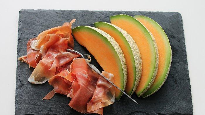 Cucumis melo atau yang populer dengan nama melon adalah buah berwarna hijau dengan kandungan air dan vitamin yang tinggi.