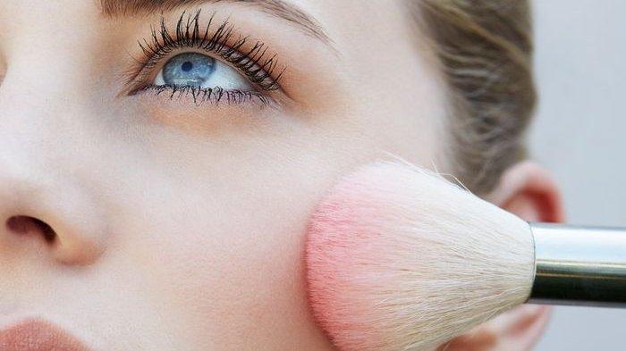 Ilustrasi wanita yang mengaplikasikan blush on.