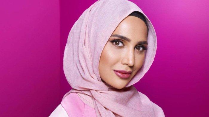 Memakai hijab dan ciput yang bersih dan nyaman.