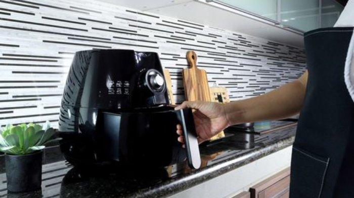 Ilustrasi masak pakai air fryer andal.