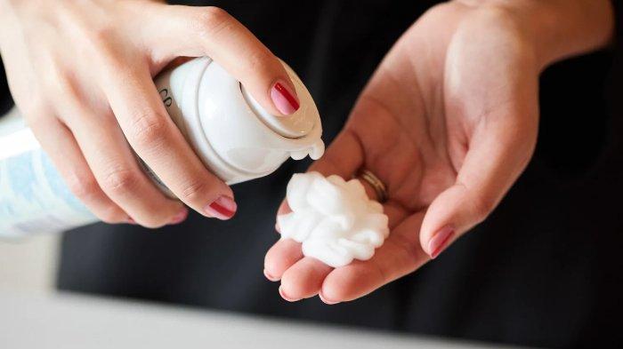 Ilustrasi pria menuangkan produk shaving cream ke telapak tangan.