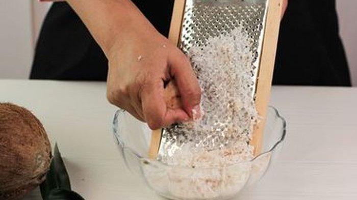 Memarut singkong seperti memarut kelapa.