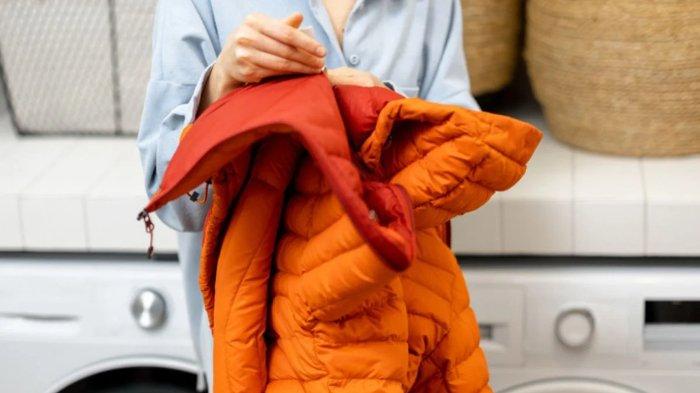 Balikkan jaket sebelum mencucinya