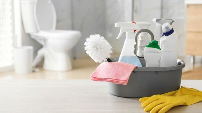 Membersihkan kamar mandi lebih efektif dengan alat dan pembersih khusus.