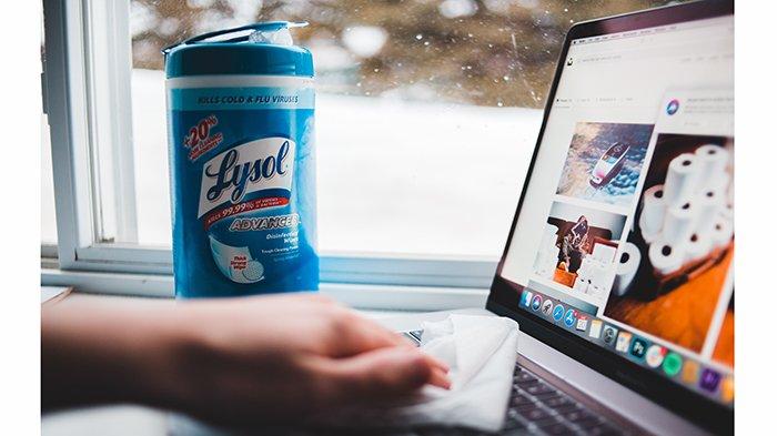 Ilustrasi botol minum untuk mencegah keyboard terkena tumpahan air