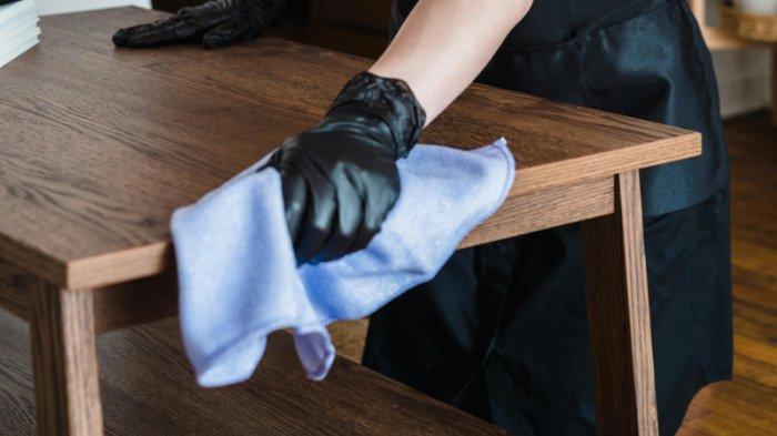 Bersihkan furnitur kayu secara rutin untuk menghilangkan debu yang menumpuk