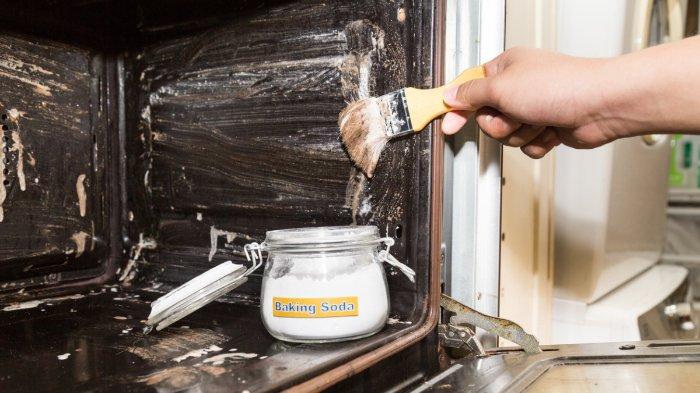 Bersihkan bagian dalam oven menggunakan baking soda untuk hasil yang maksimal