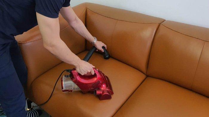 Gunakan vaccum cleaner untuk membersihkan sofa kulit sehari-hari
