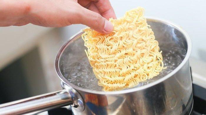 Terlalu sering mengonsumsi makanan olahan seperti mie instan juga bisa menyebabkan gagal ginjal.
