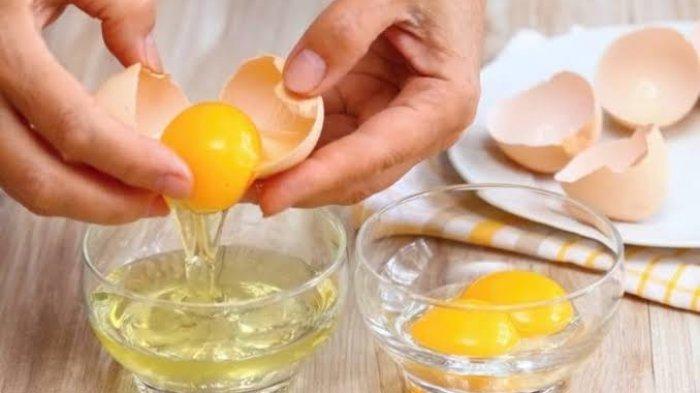 Membuat masker dari putih telur yang punya banyak manfaat untuk kecantikan.