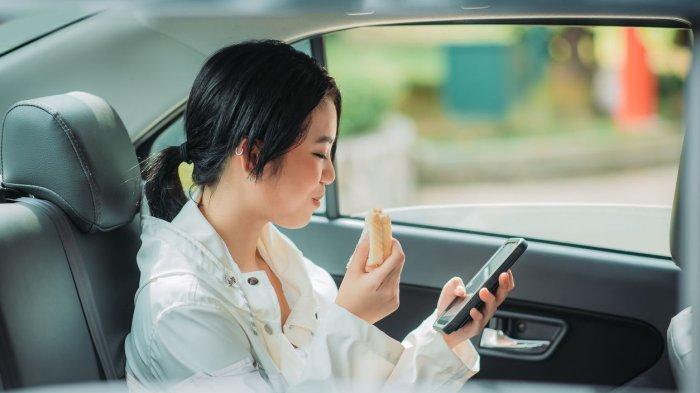 Menatap layar ponsel bisa memicu mabuk perjalanan.