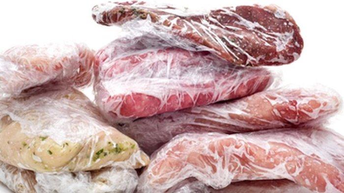 Mencairkan daging beku menggunakan microwave bisa membuat banteri tersebar di dalamnya.