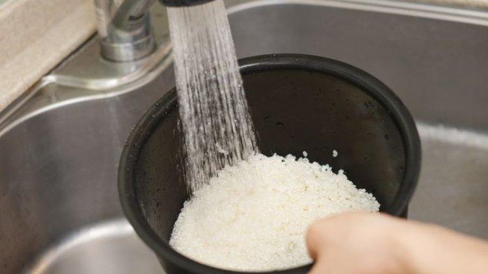 Mencuci beras langsung di panci dapat merusak kualitas dan lapisan anti lengket.