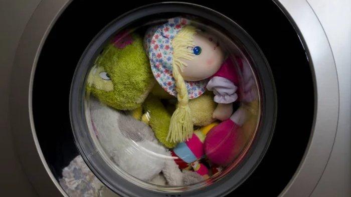 Mencuci boneka anak perlu dilakukan secara rutin untuk mencegah noda, kuman dan bakteri di permukaannya.