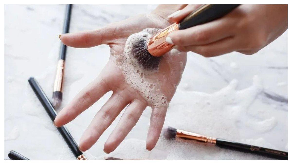 mencuci brush make up dengan sabun bayi.