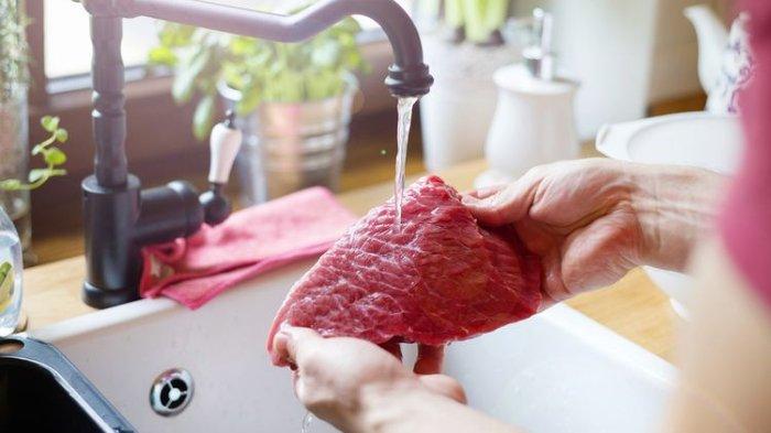 Mencuci daging sebelum disimpan di dalam kulkas malah justru merusak kualitasnya dan bikin daging kurang awet.