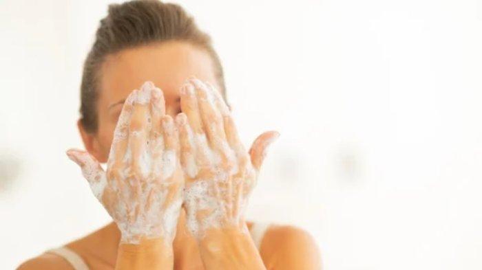Ilustrasi skincare berbusa yang mengandung SLS