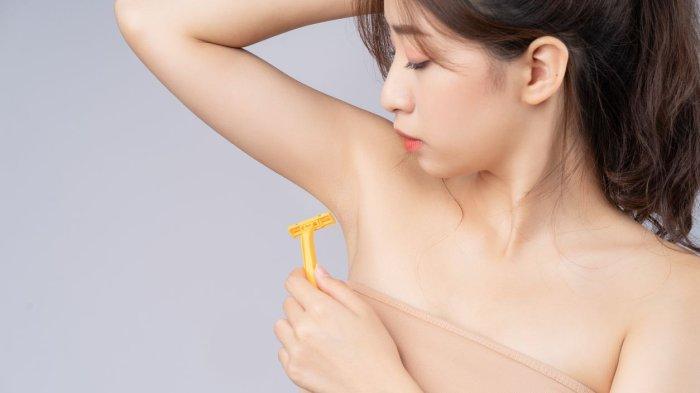 Ilustrasi wanita mencukur bulu ketiak.