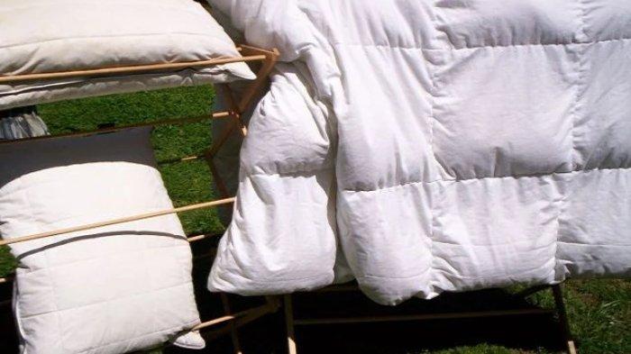 Hindari menjemur bed cover di bawah matahari langsung untuk menjaga warnanya