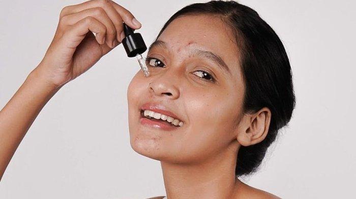 Ilustrasi mengaplikasikan serum vitamin C untuk mengatasi mata panda
