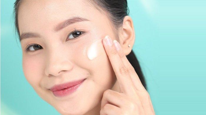 Mengaplikasikan moisturizer terbaik dan berkualitas.