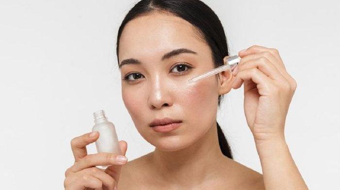 Ilustrasi mengaplikasikan skincare yang bagus untuk mengatasi jerawat.