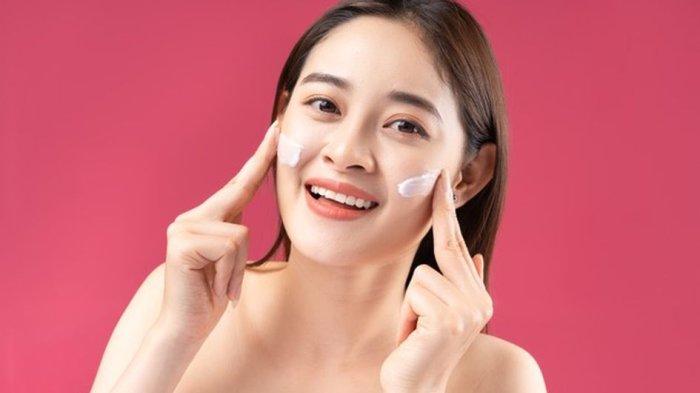 Ilustrasi mengaplikasikan skincare terbaik yang mengandung Probiotics.
