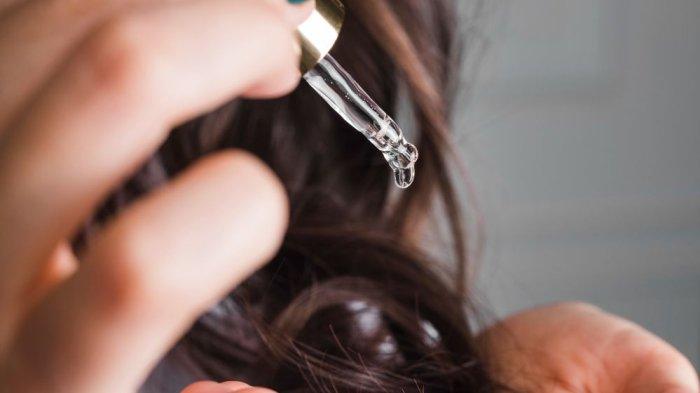 Mengaplikasikan vitamin rambut