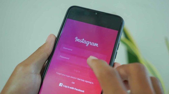 Ilustrasi login Instagram di HP