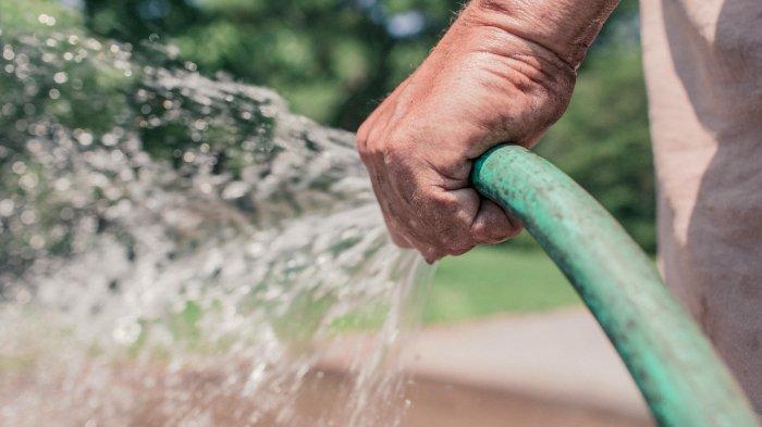 Ilustrasi air bertekanan untuk menyemprot kotoran di talang air