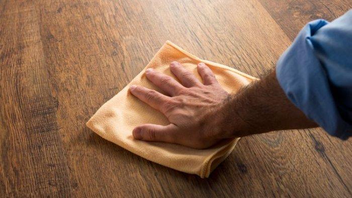 Ilustrasi penggunaan kain microfiber untuk menggosok lantai.