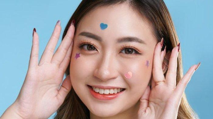 Menggunakan acne patch untuk hempas jerawat dengan bentuk emoji.
