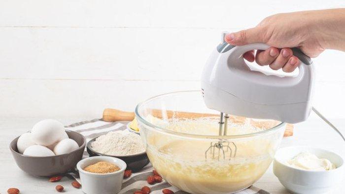 Menggunakan mixer untuk adonan
