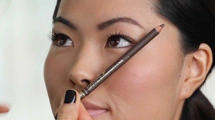 Menggunakan pensil alis untuk make up wajah