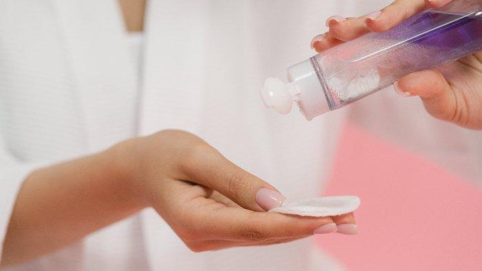 Toner menjadi salah satu skincare yang aman jika disimpan di dalam kulkas.