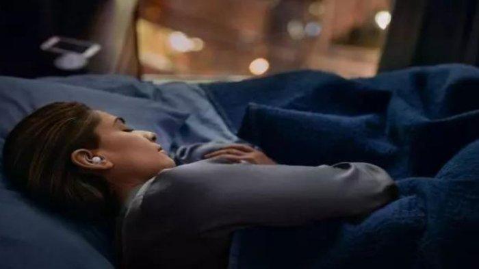 Ilustrasi mendengarkan musik pakai TWS sambil tidur