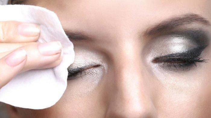 Ilustrasi menghapus make up dengan minyak zaitun.