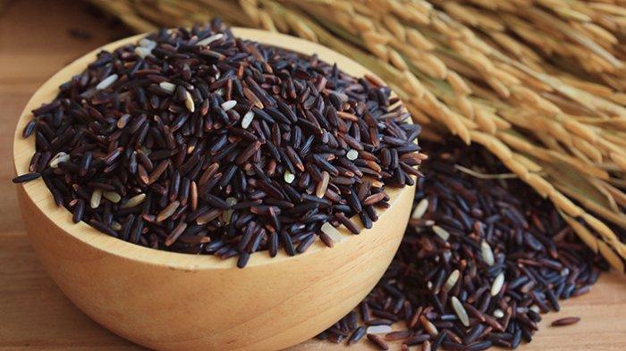 Mengkonsumsi beras hitam dapat membantu menjaga kadar gula darah, sehingga cocok untuk penderita diabetes.
