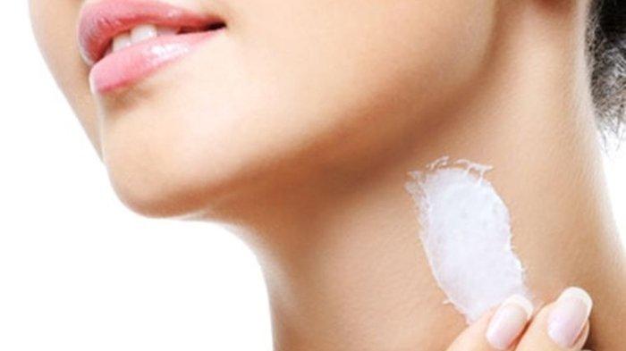 Ilustrasi mengoleskan krim retinol di leher.