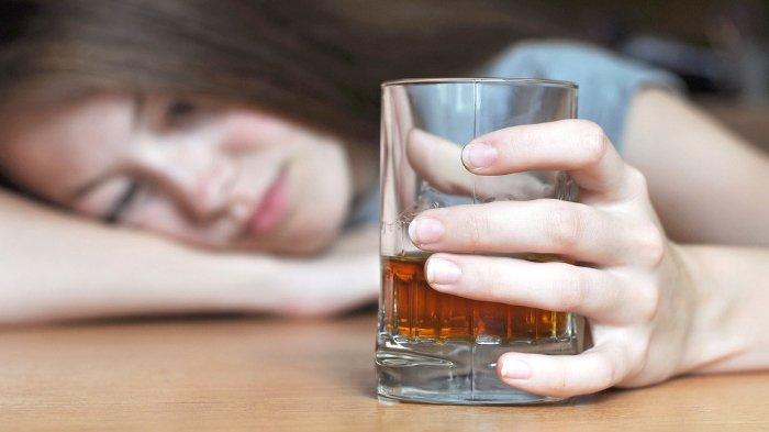 Mengonsumsi minuman alkohol terlalu berlebihan juga menyebabkan kolesterol