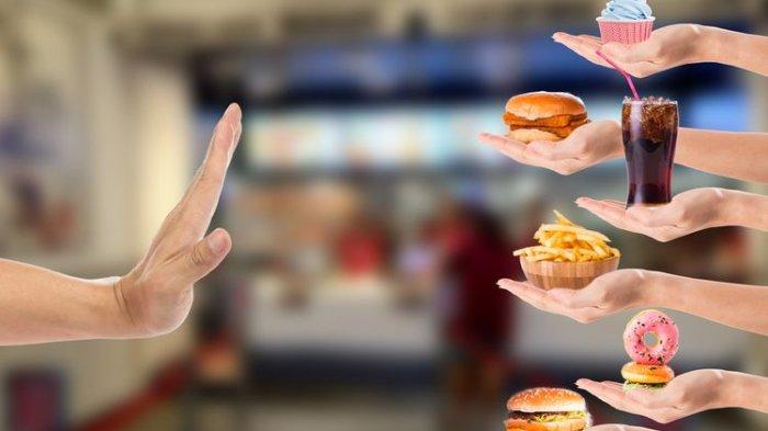 menjauhi makanan cepat saji bisa menjadi salah satu cara untuk mencegah perut kembung.