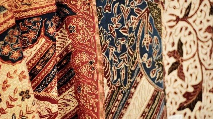 Menjemur batik di bawah sinar matahari langsung bisa membuat warnanya pudar.