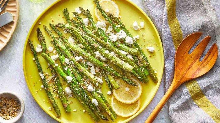 Menu buka puasa dan sahur yang menyehatkan dan bikin kenyang tahan lama adalah asparagus.