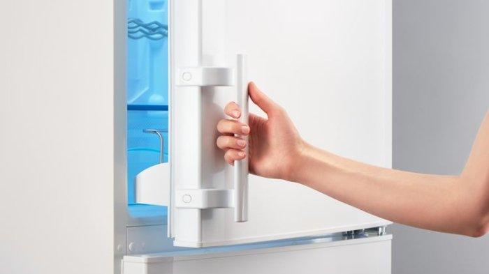 Segel pintu yang rusak bisa menjadi penyebab kulkas boros.